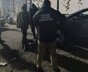Справу поліцейського про вимагання грошей за перевезення рибалок на Дністрі скерували до суду