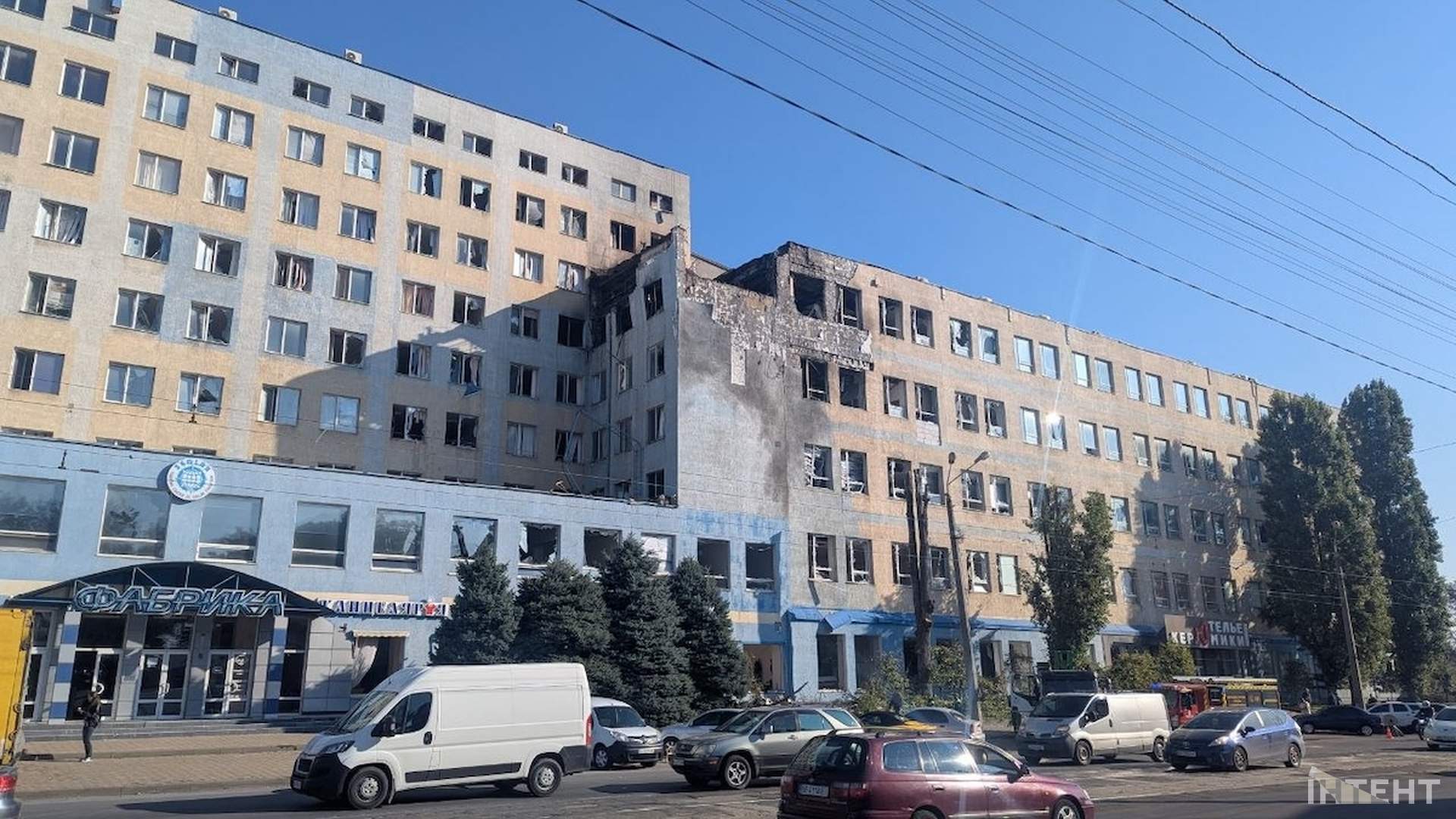 Бізнес-центр в Одесі загорівся після удару рф, є постраждалий