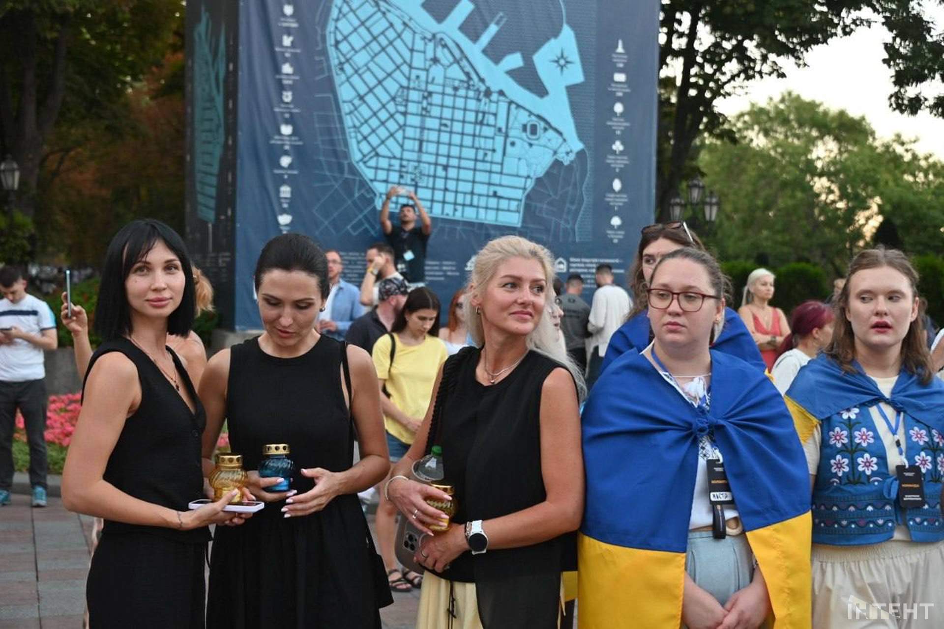 Лампадки, панахида та військовий оркестр: в Одесі стартував Вишиванковий фестиваль
