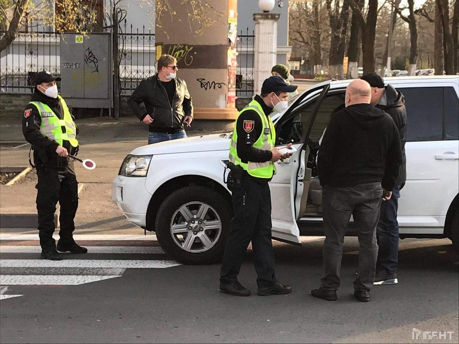 Вікенд на Ланжероні: смугасті стрічки не зупиняють одеситів, які вийшли погуляти