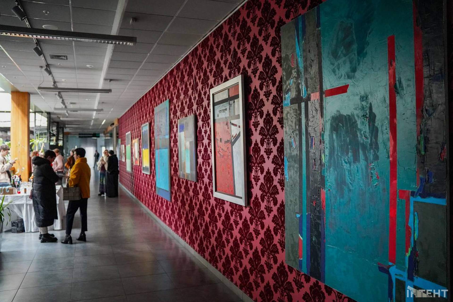 Виставка у день народження одеського художника відкрилася в темряві