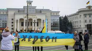 Дерусифікація в дії: в Херсоні вивіски російською міняють на українські