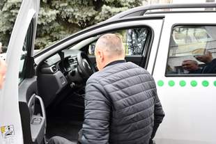 Без барʼєрів: у Миколаєві передали спеціальний автомобіль для людей з інвалідністю