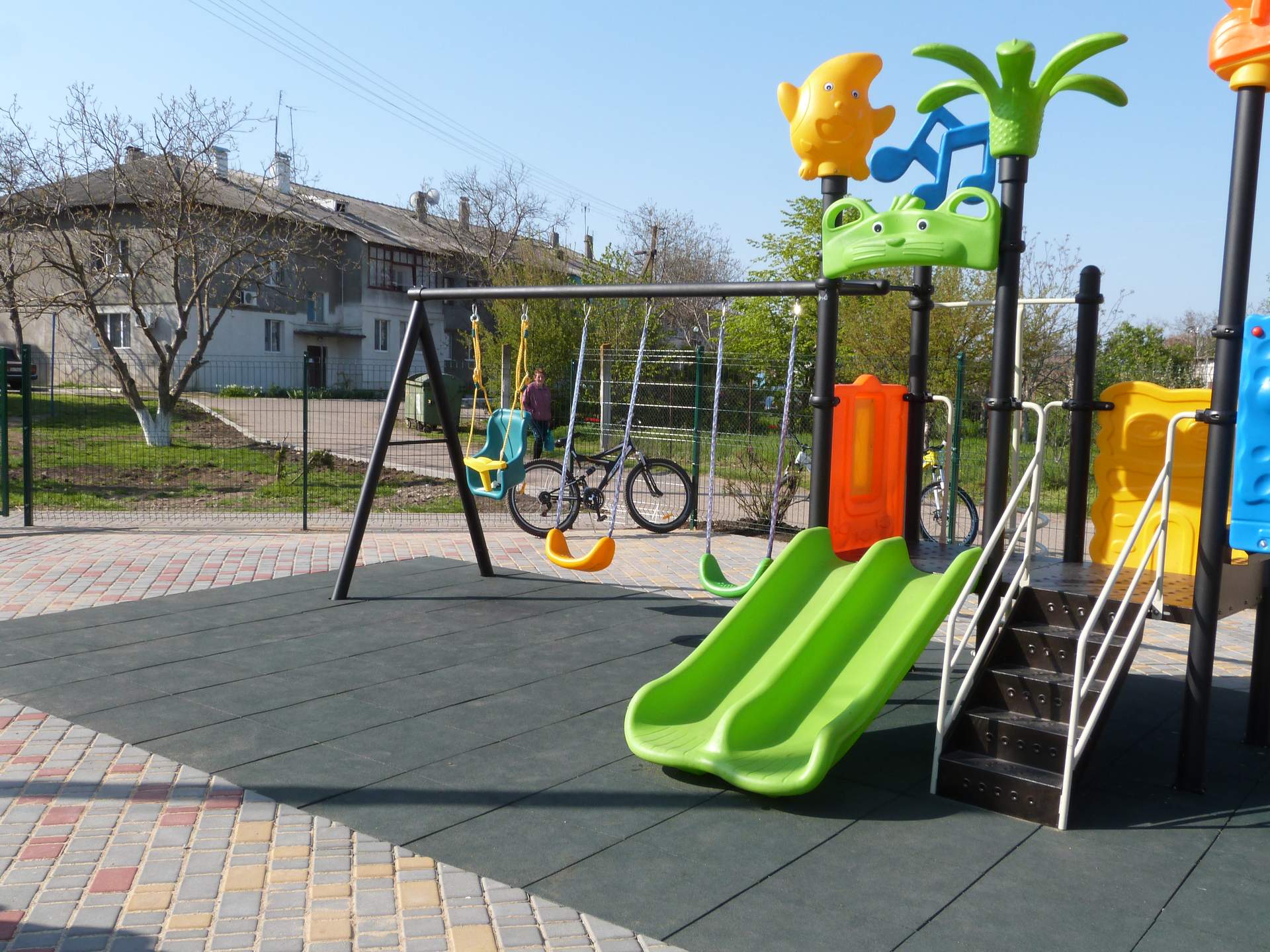 У Доброславі відкрили дитячий майданчик