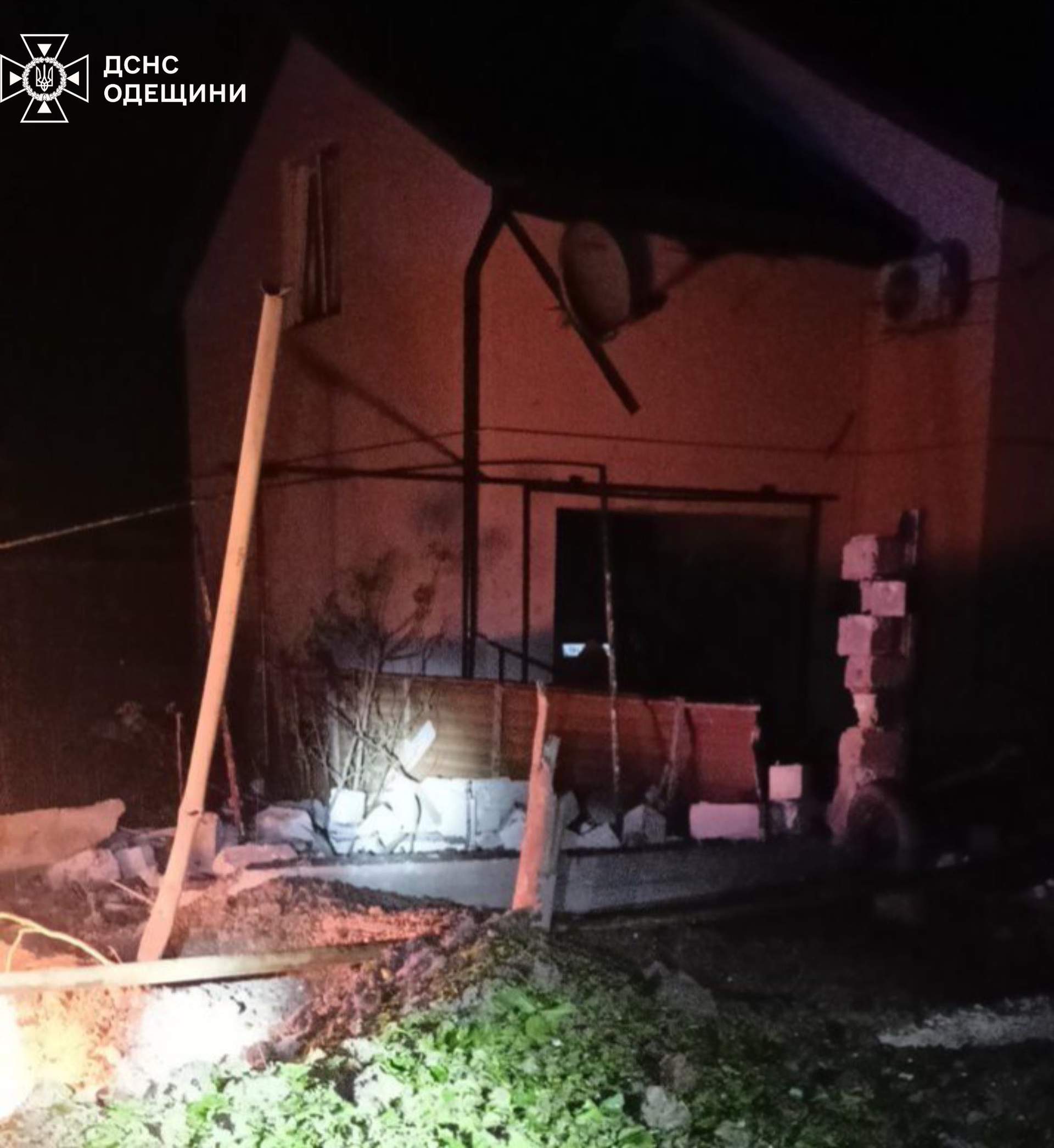 Житлові будинки та майно жителів Одещини третю ніч поспіль стали мішенями росіян