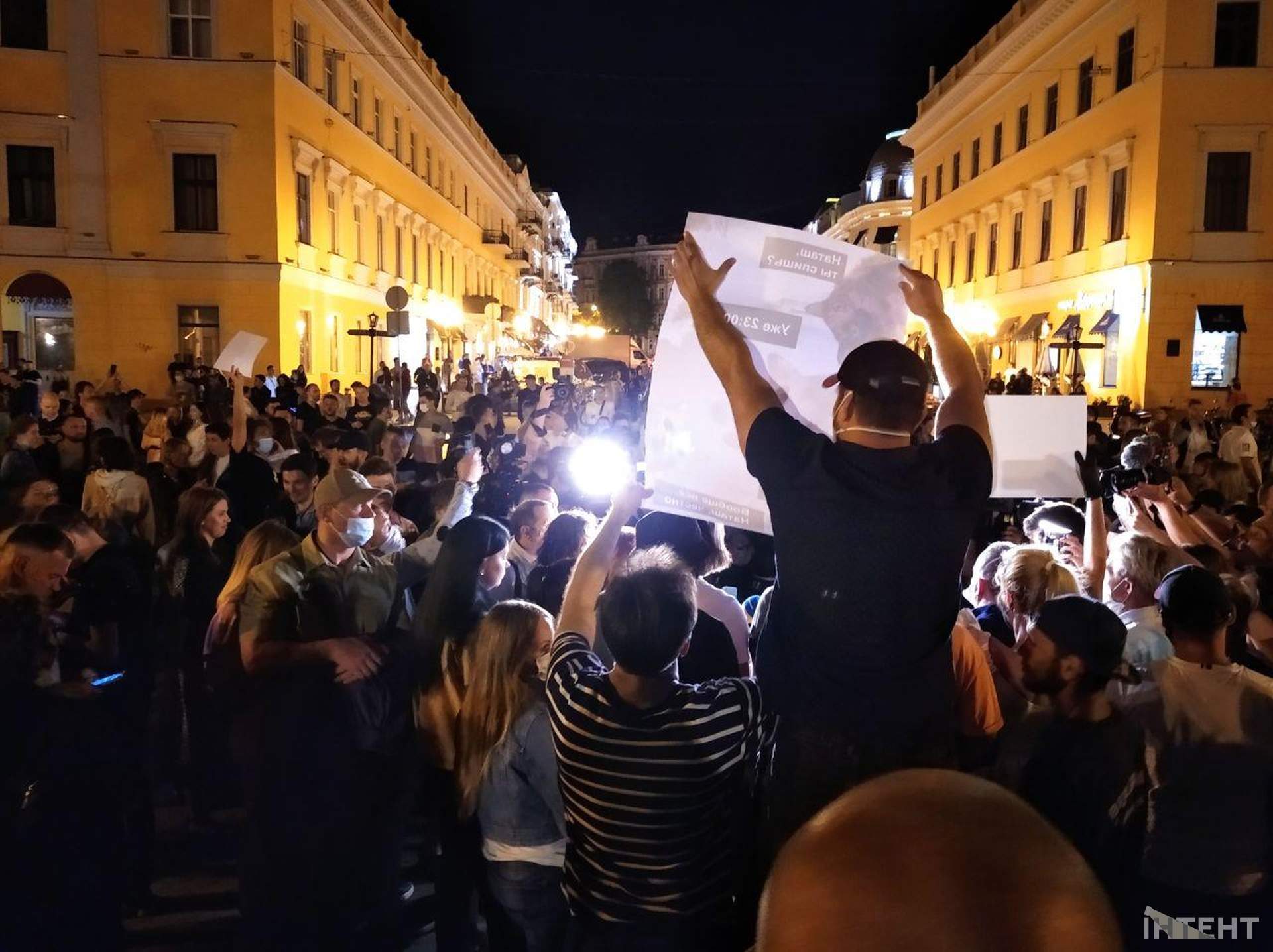 Сотни одесситов протестовали против закрытия вечерних заведений