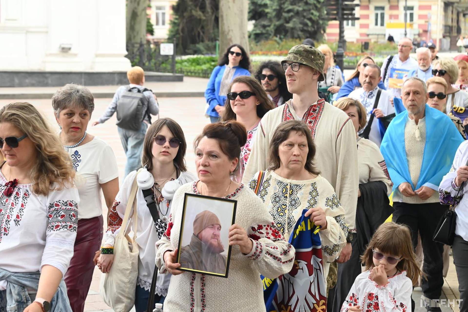 Лампадки, стрічки та хода пам’яті: в Одесі відбулася акція до Дня вишиванки