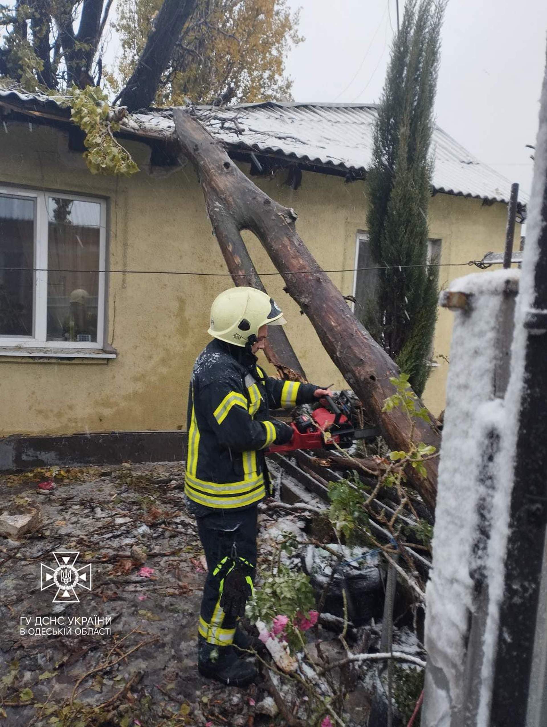 Заборонений рух трасами та знеструмлення: на Одещині вирує негода