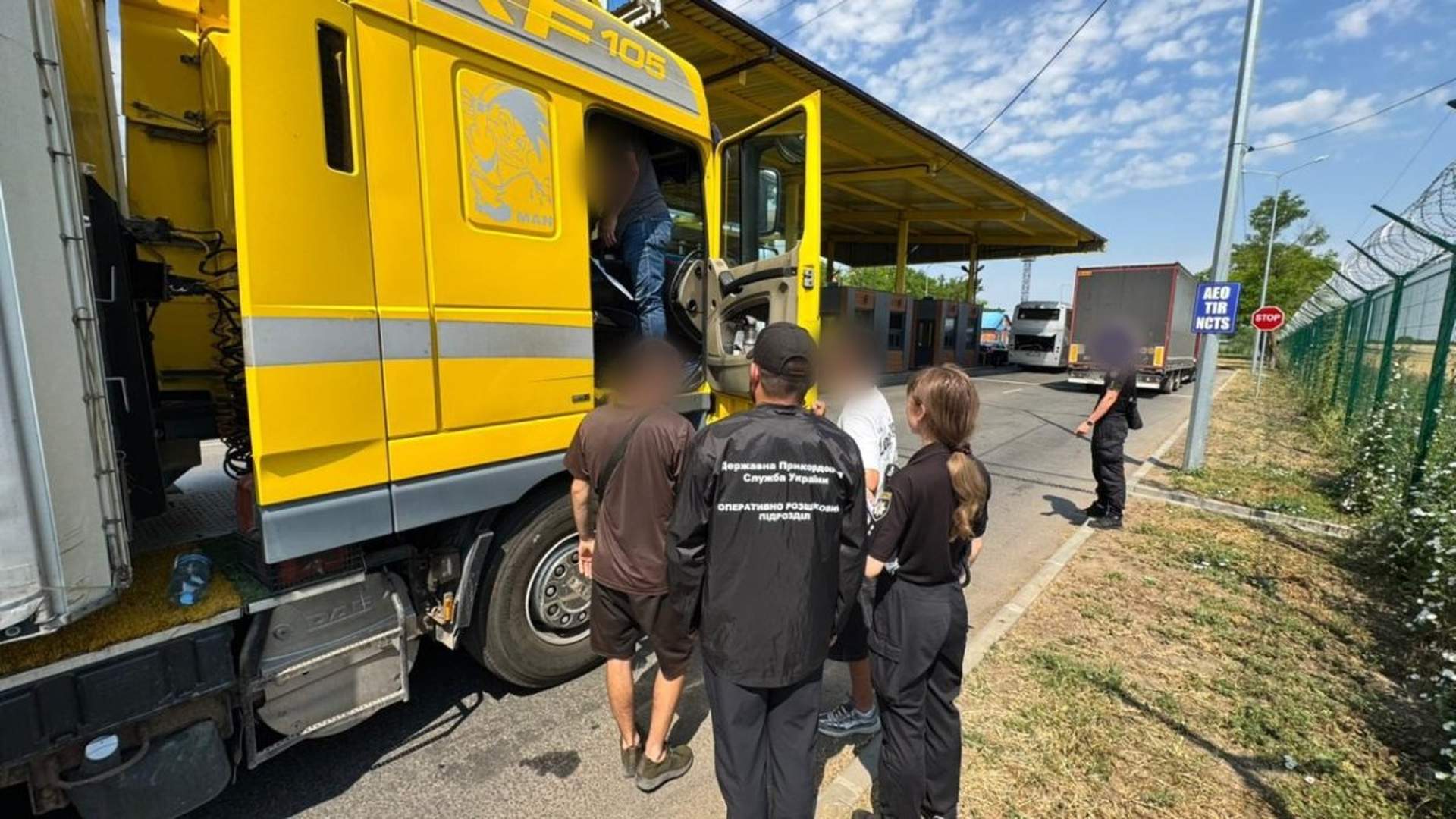 На Одещині 10 чоловіків намагалися вивезти за кордон як меблі