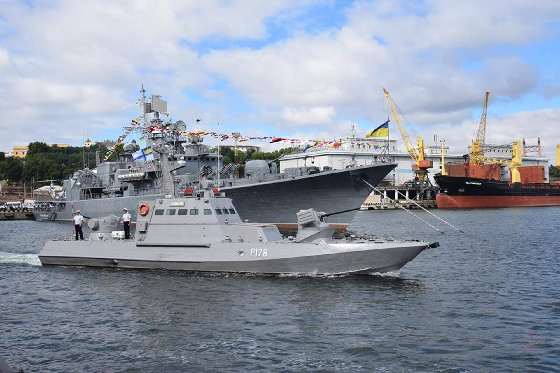 В честь Дня Военно-Морских Сил Украины в Одессе военный флот пополнился малыми бронированными артиллерийскими катерами