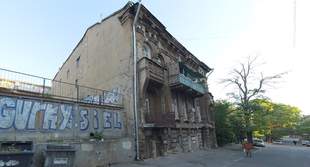 В центрі Одеси продовжили обмеження руху транспорту через ремонт будинку