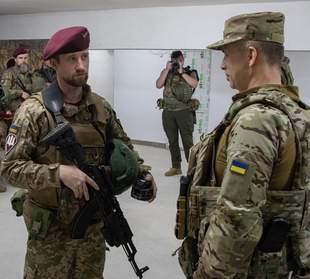 Нищив окупантів та російську техніку: головнокомандувач нагородив військового з Миколаївщини