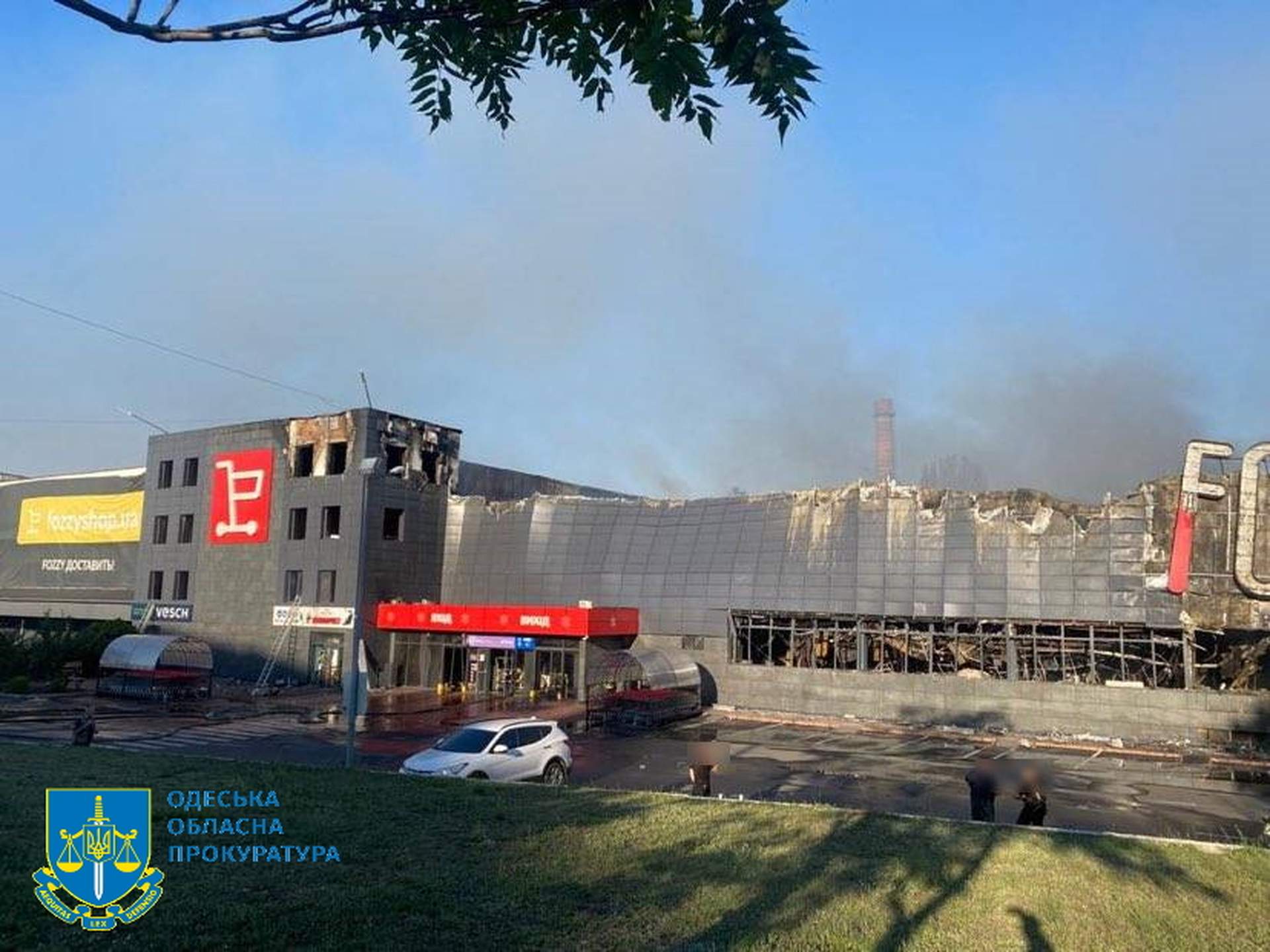Супермаркет, гуртожиток житлові будинки: росіяни вночі обстріляли Одесу