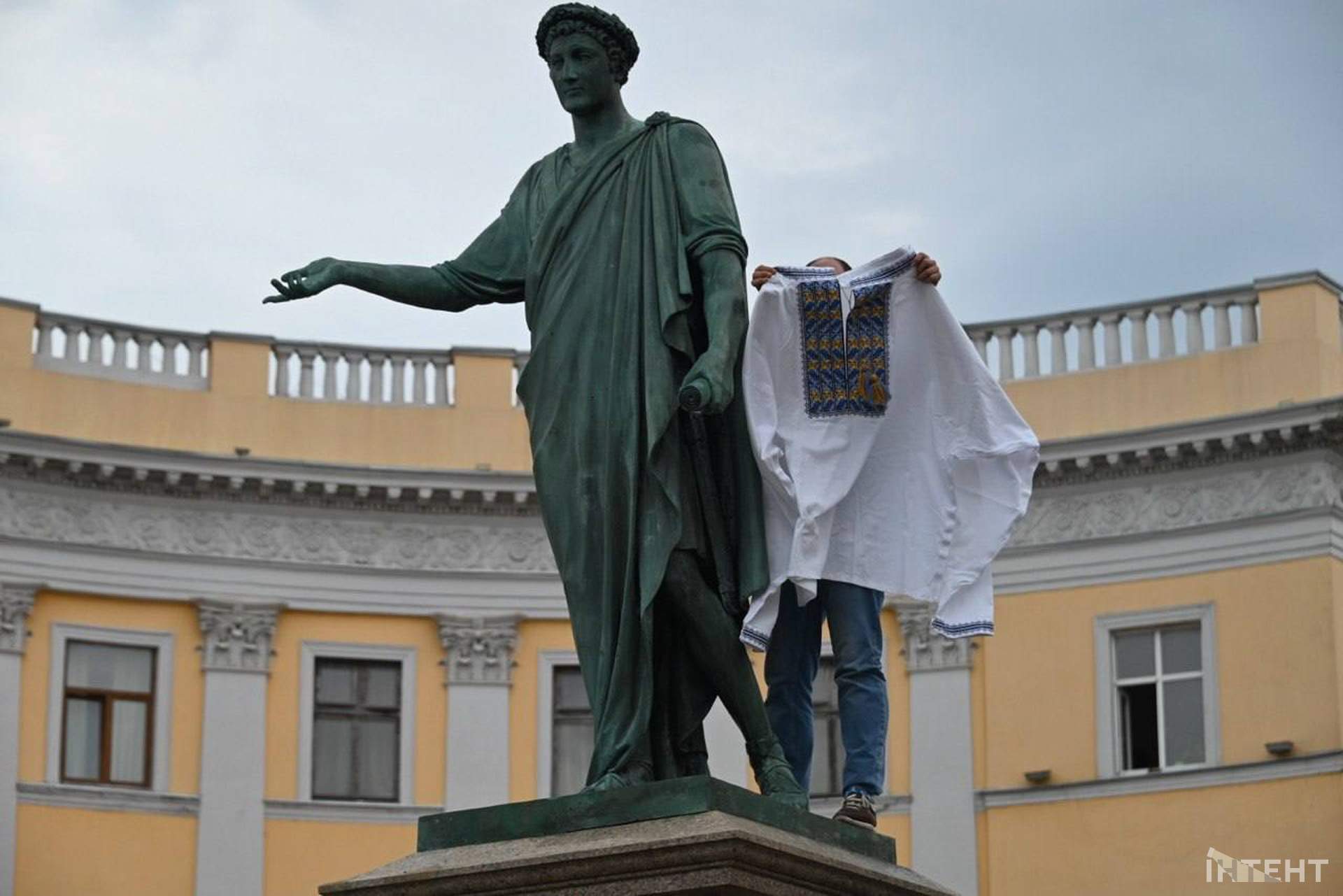 Дюка знову вдягнули у вишиванку: в Одесі розгорнули 35-метровий прапор