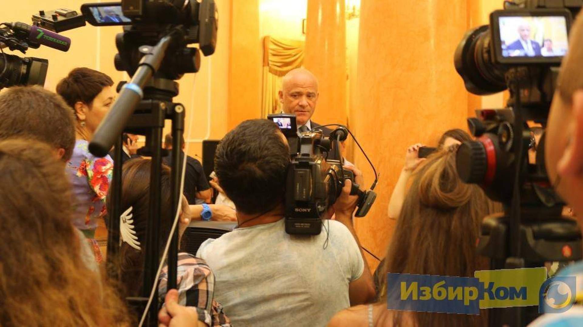 Неожиданная сессия Одесского горсовета: оцепление вокруг мэрии и сбор ради одного вопроса