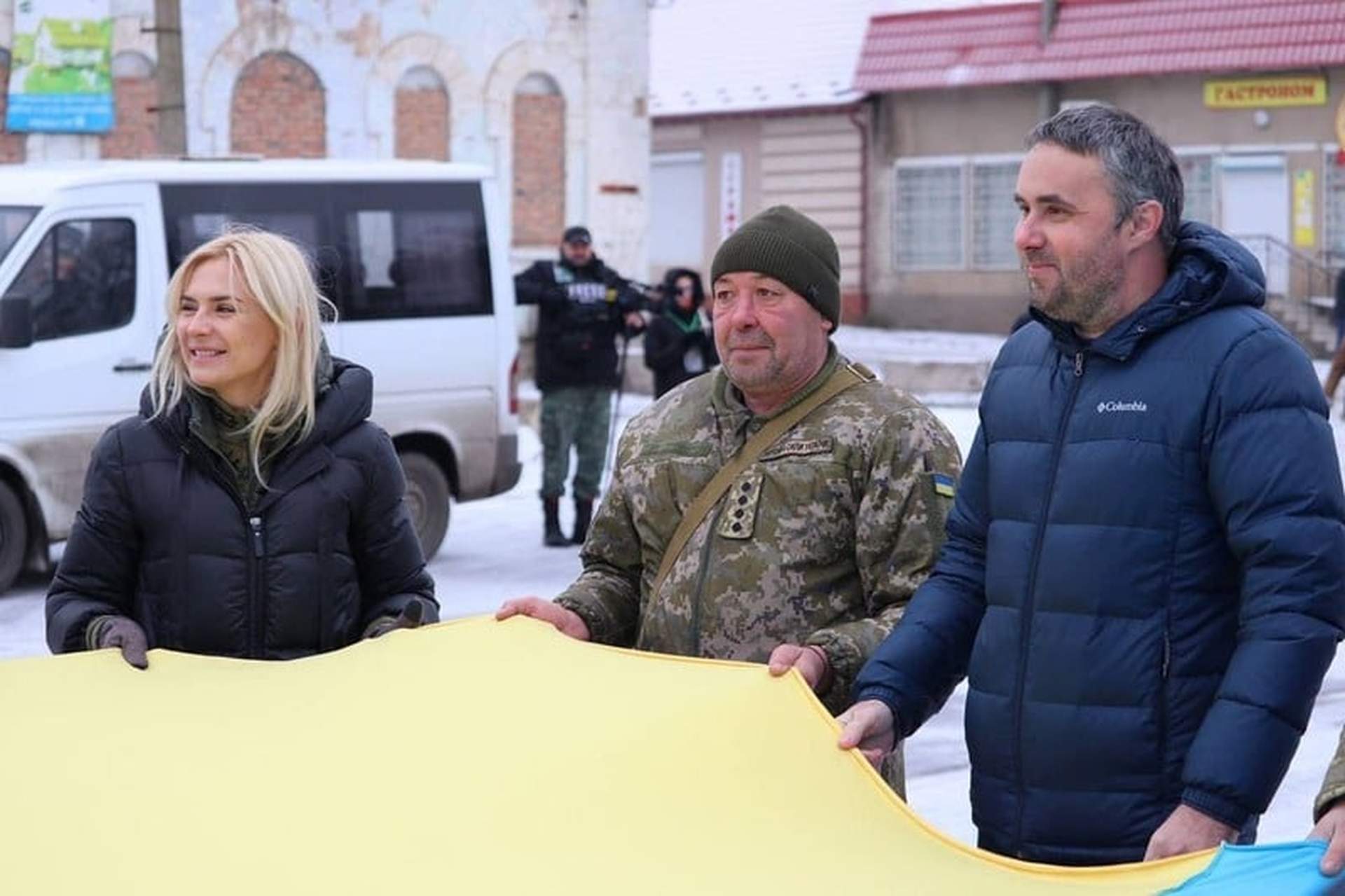 У Снігурівці урочисто підняли український прапор