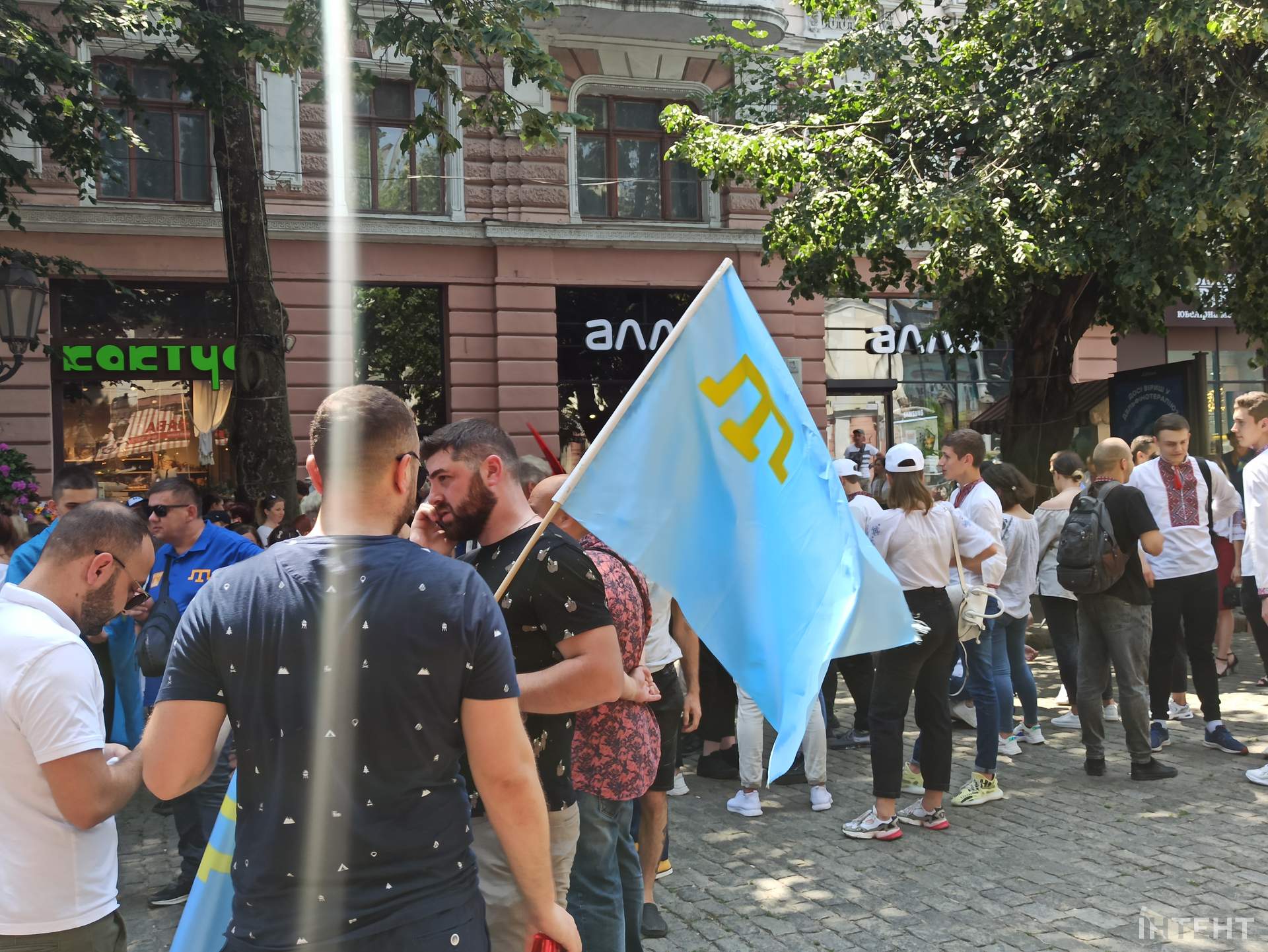 В Одесі влаштували мегамарш вишиванок та автопробіг до дня кримськотатарського прапору