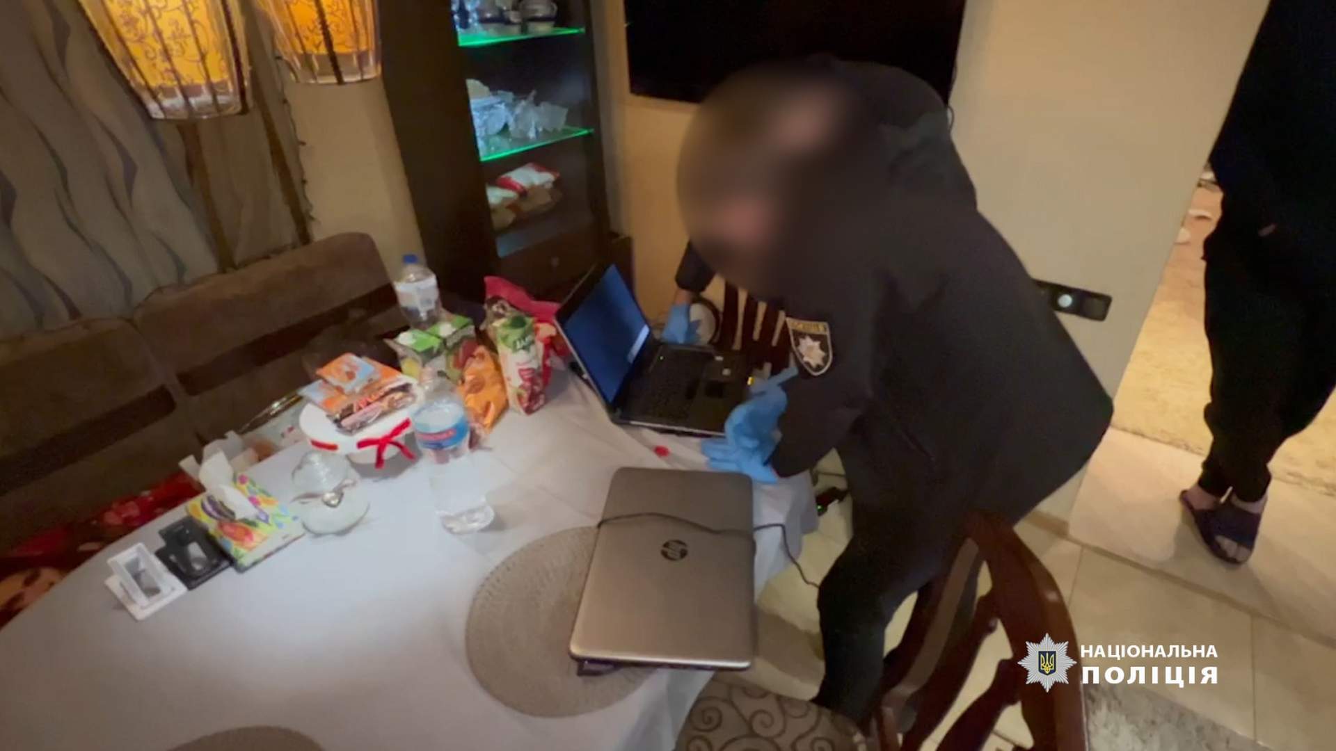 Поліцейські викрили злочинну групу псевдоволонтерів на Одещині