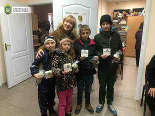 Херсонські діти отримали паски з Миколаєва