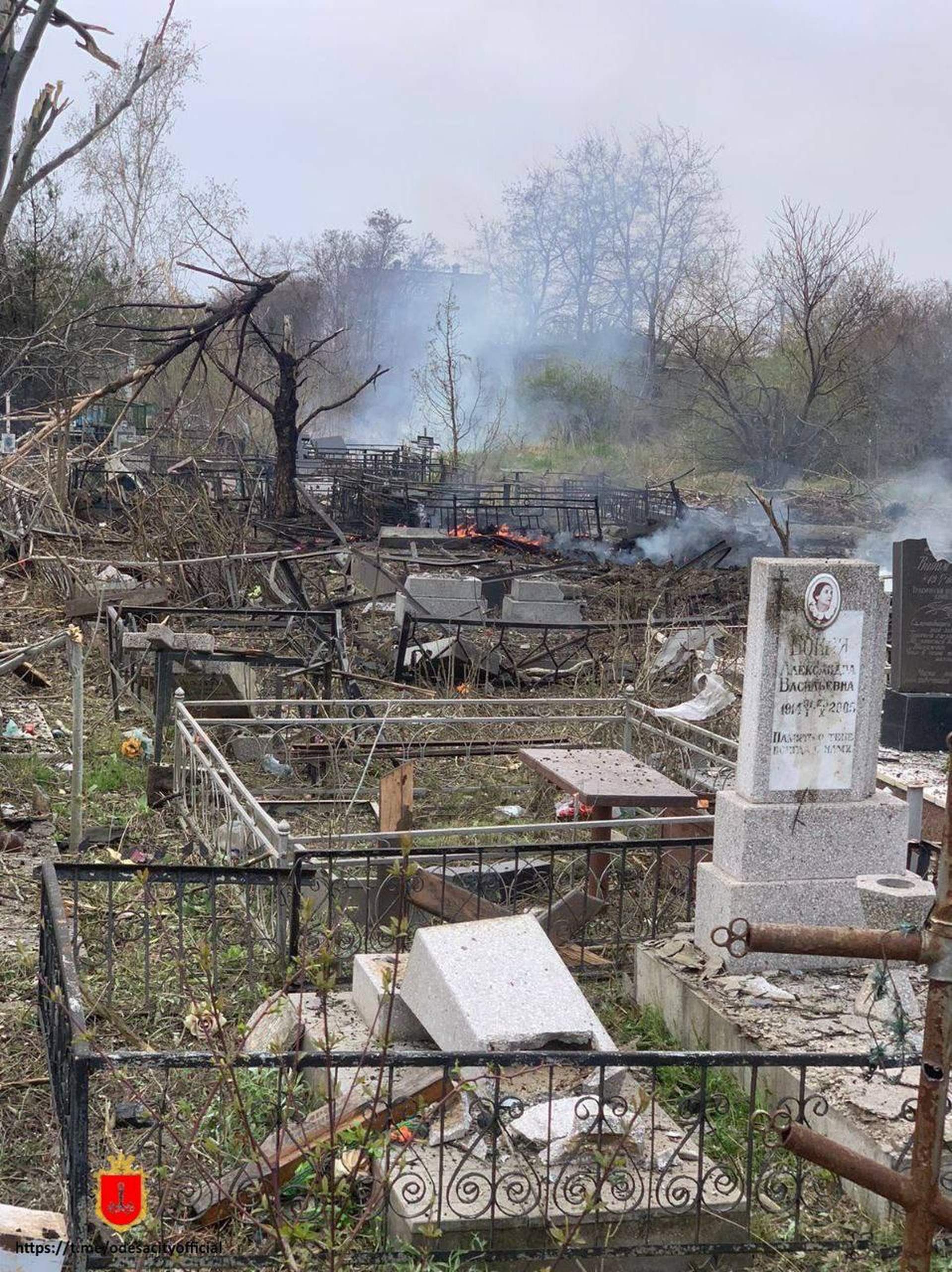 Зруйнований будинок, загиблі люди та розтрощене кладовище:  ворог вгатив по Одесі ракетами