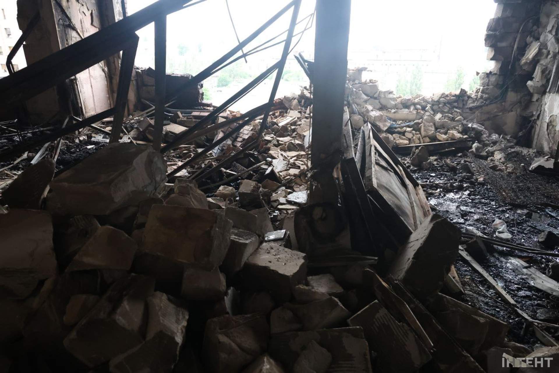 Наслідки влучання дрону в багатоповерхівку в Одесі у світлинах Інтента