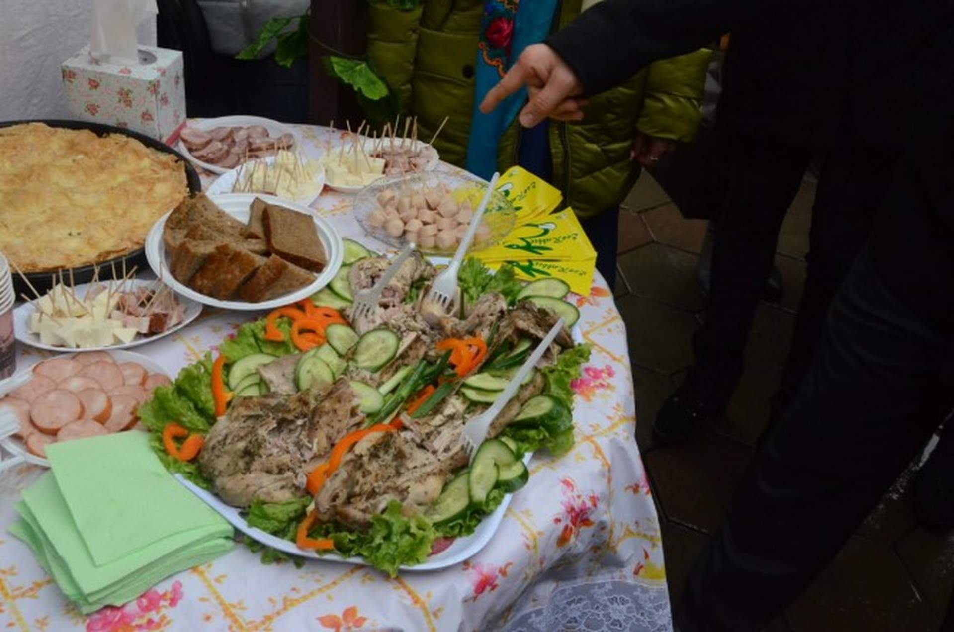 Возле Одесской ОГА хвастались сокровищами Одесской области