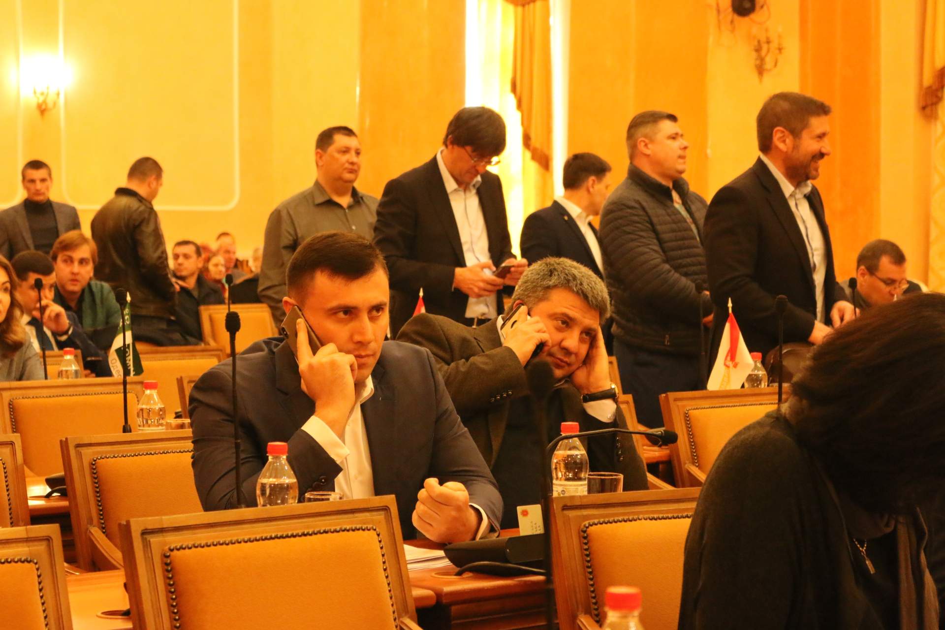Сессия Одесского городского совета: мэрия внутри и снаружи