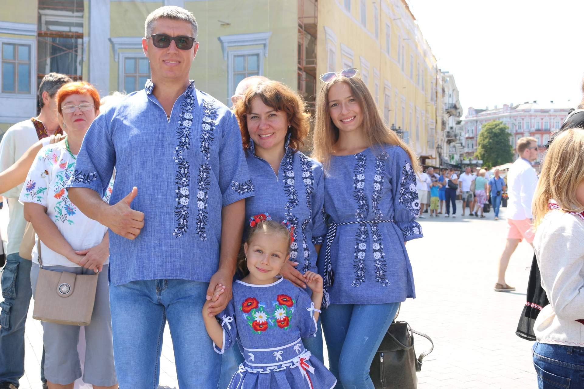 В Одесі майже дві тисячі людей у вишиванках утворили живий ланцюг