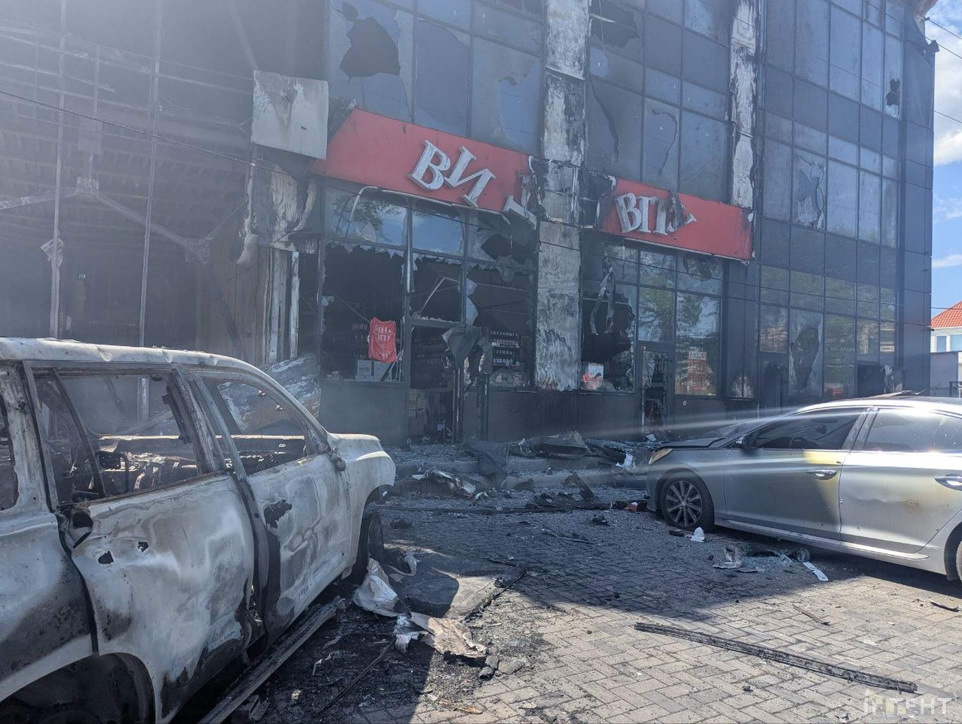 Війська рф атакували Одесу: постраждав торгівельний центр та Нова пошта