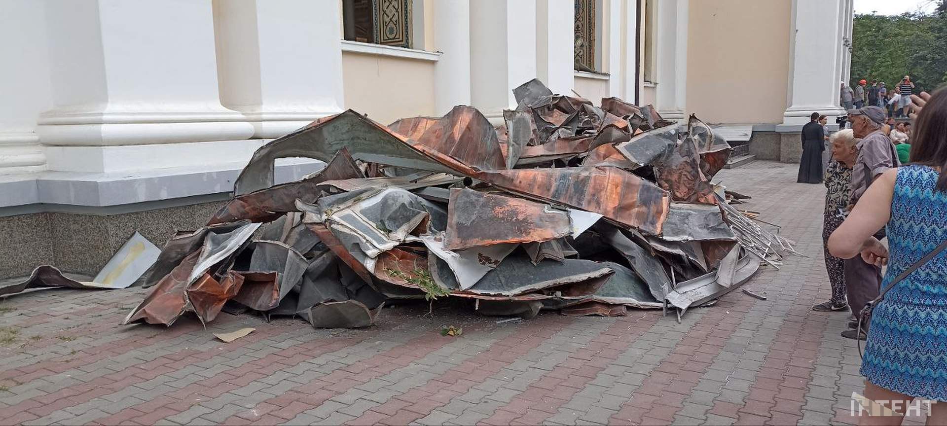 Наслідки нічної атаки росіян по Одесі в світлинах Інтента