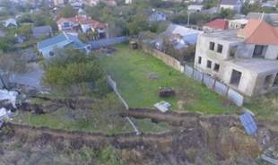 Мешканка Чорноморська намагається стягнути 5 мільйонів за зруйнований зсувом будинок
