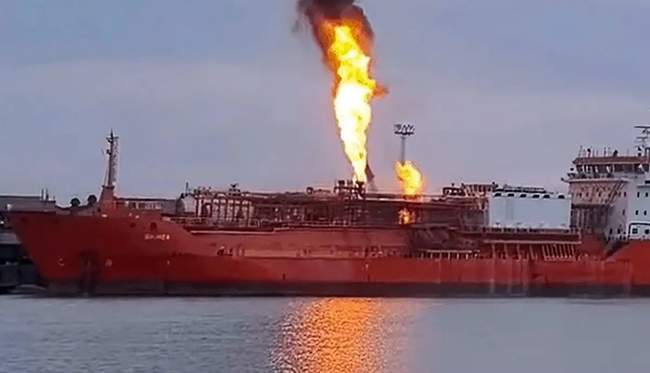 Пожежа на судні внаслідок атаки російських дронів. ФОТО: Digi24