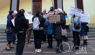 Participants of the "Money for the Armed Forces" campaign reminded Trukhanov of a cake in the shape of Odesa
