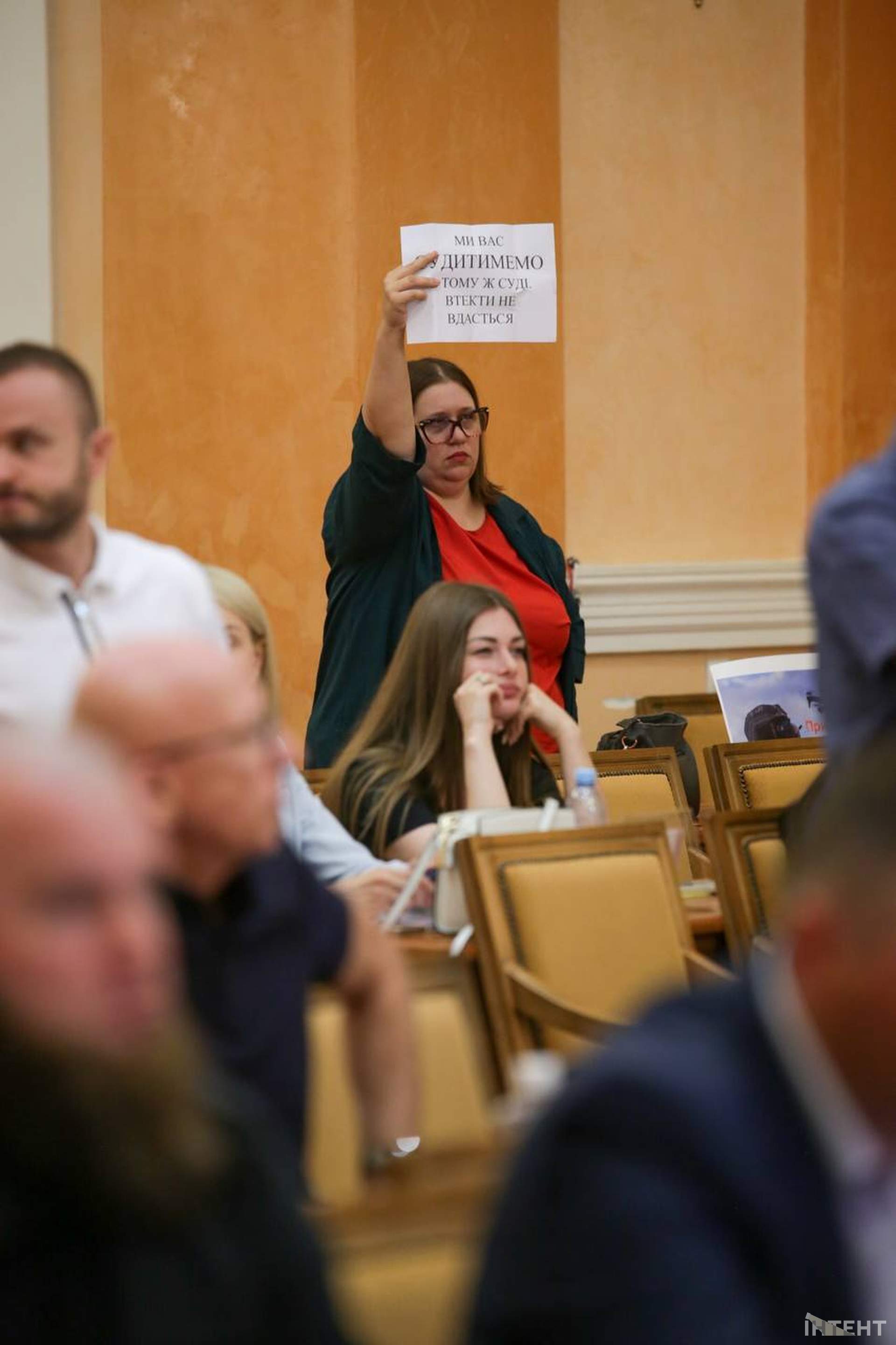 Бурхлива сесія та мітинг у світлинах Інтента