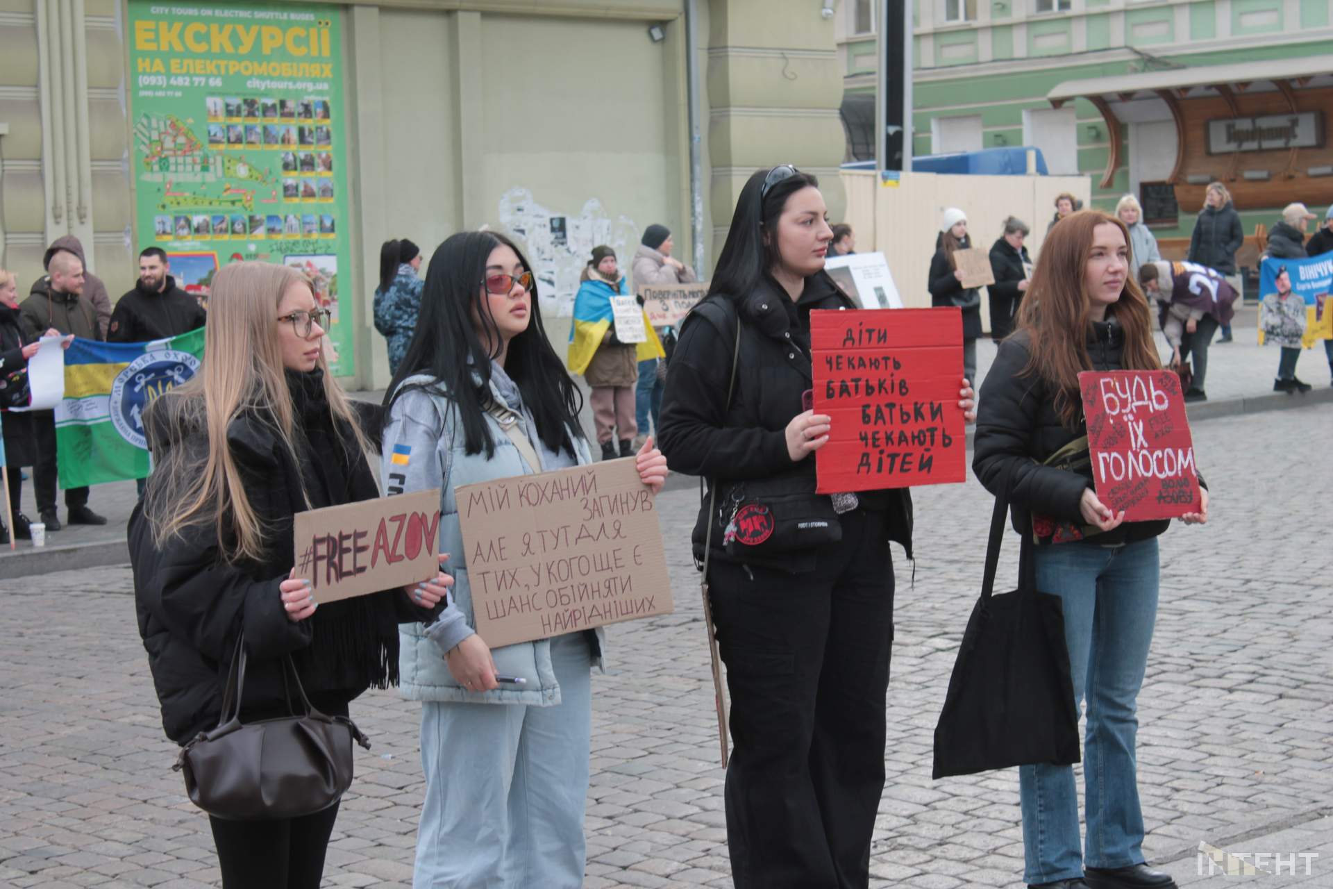 Одесити зібралися на акцію підтримки військовополонених в центрі міста