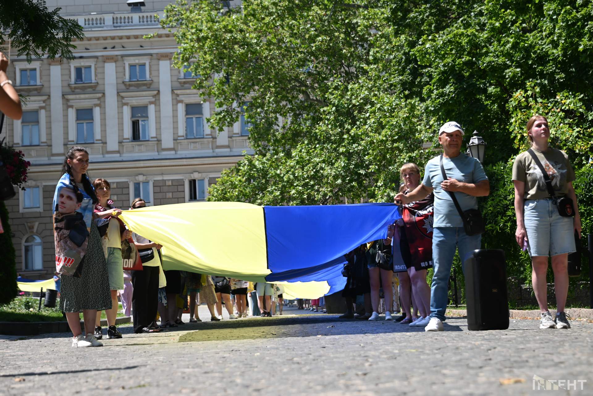 Родичі полонених розгорнули в Одесі 100-метровий прапор до Дня Конституції