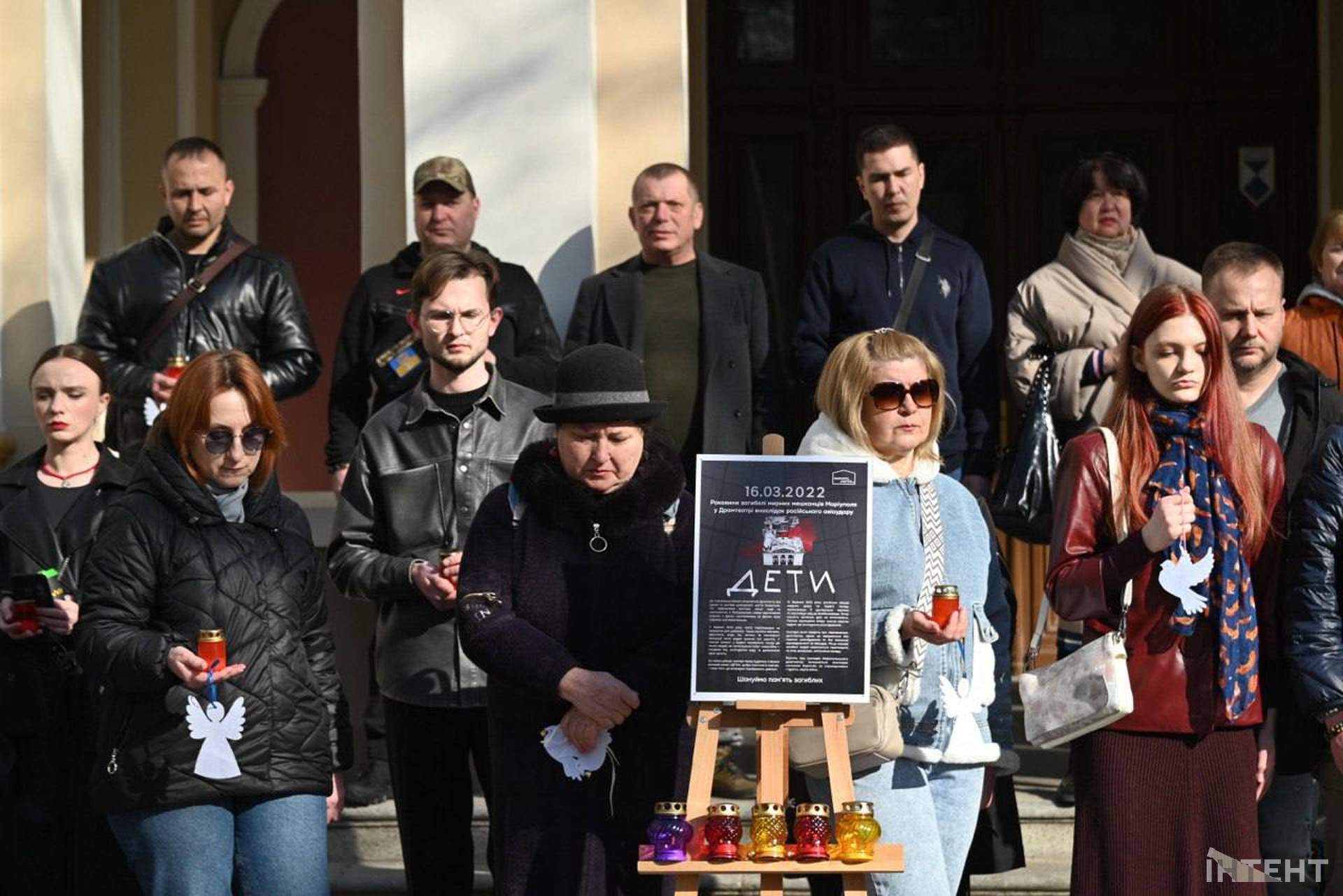 В Одесі вшанували пам'ять вбитих росіянами у драмтеатрі Маріуполя