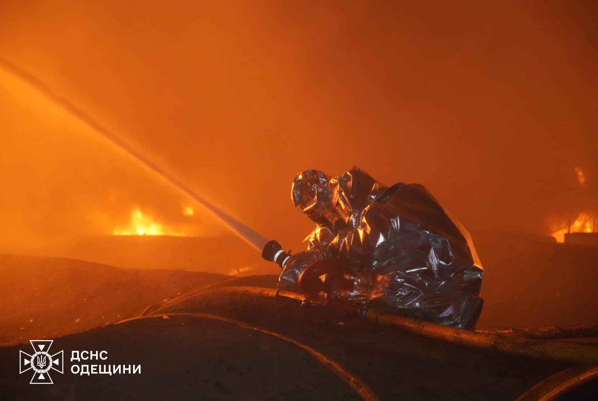 Дрони росіян спалили склад дитячих іграшок в Одесі