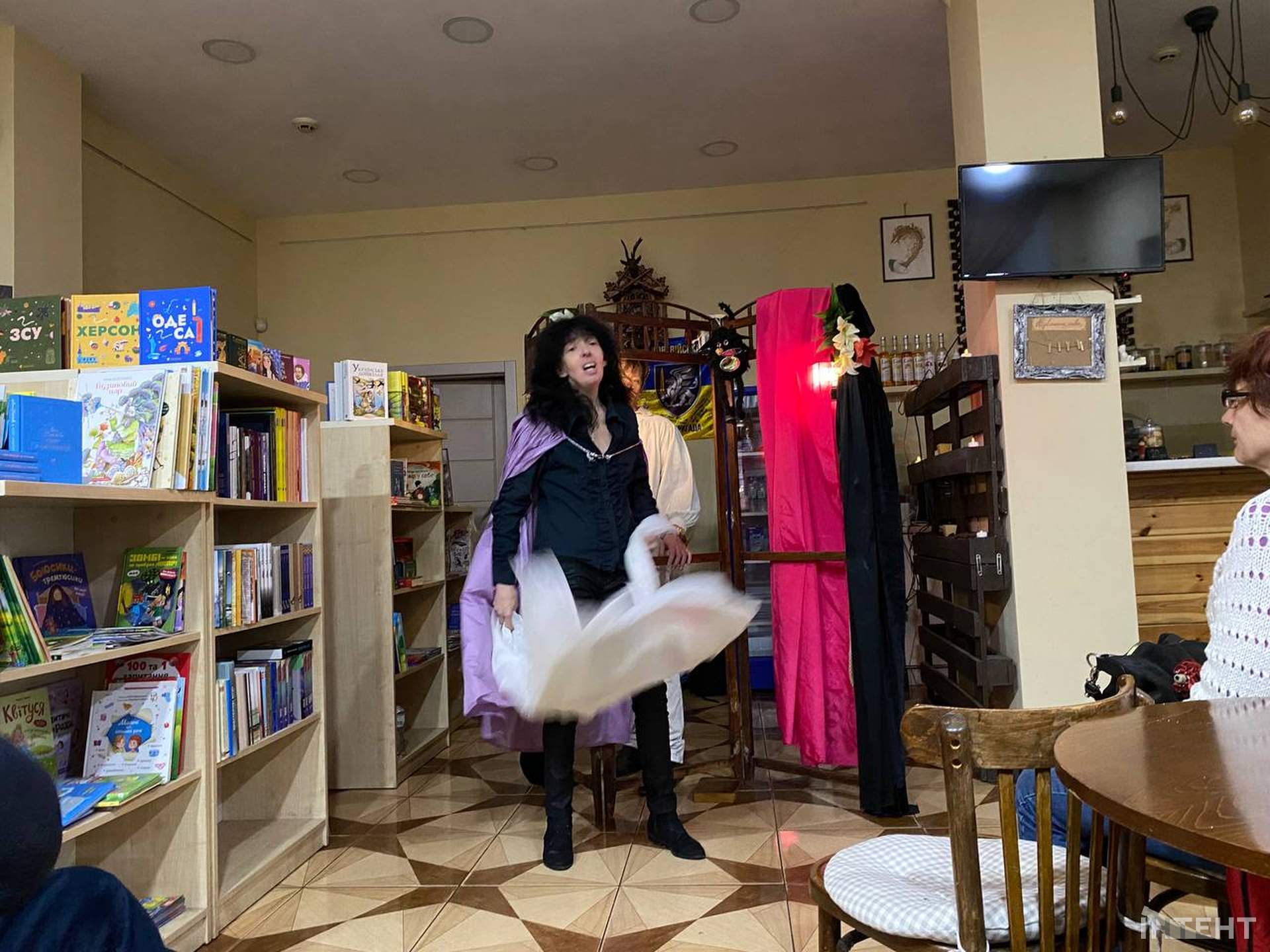 Між свободою і золотою кліткою: в Одесі відбулася вистава за поемою Ліни Костенко