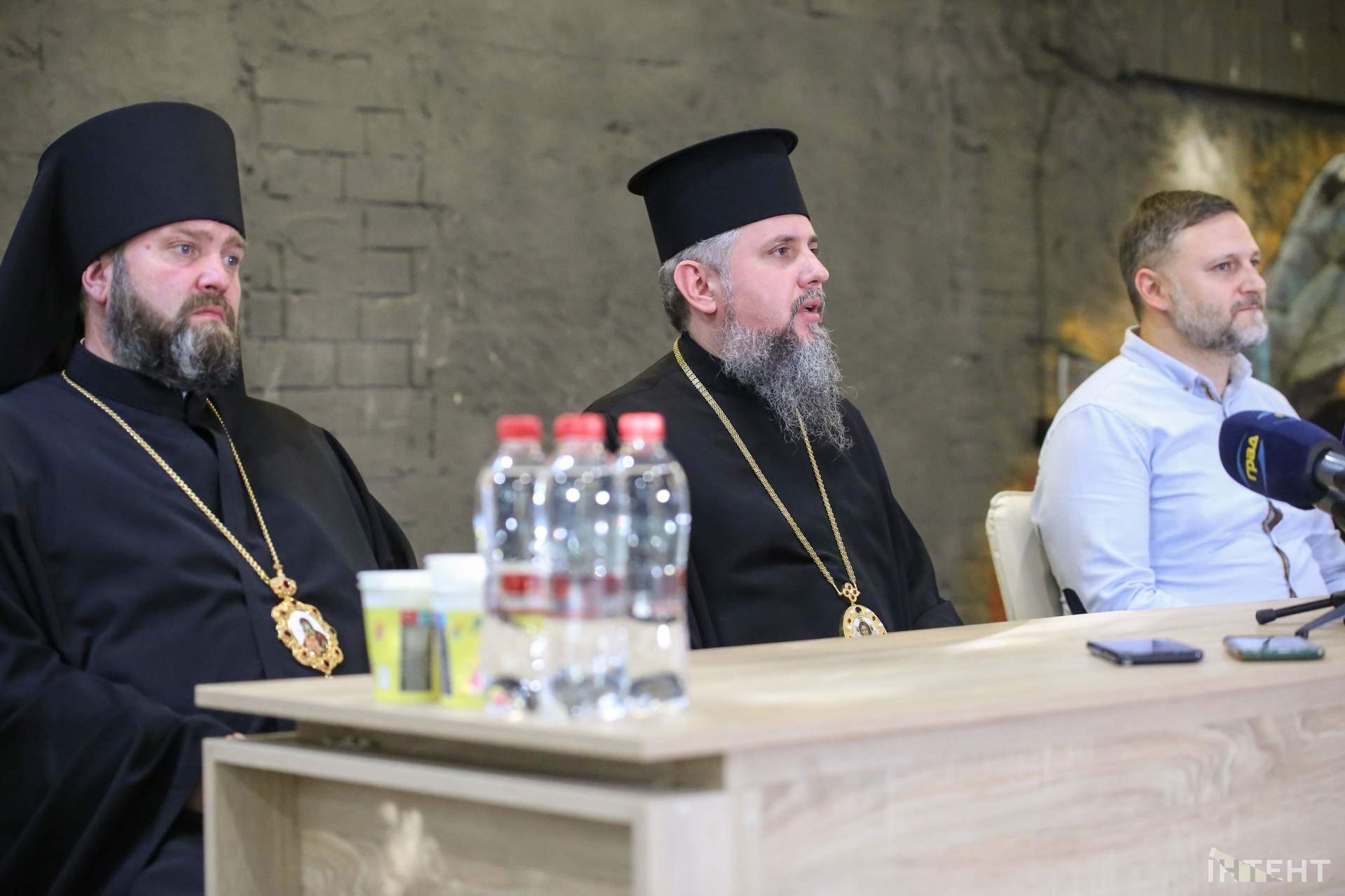 "Коли нас багато, ми можемо творити чудеса": Митрополит Епіфаній зустрівся з волонтерами