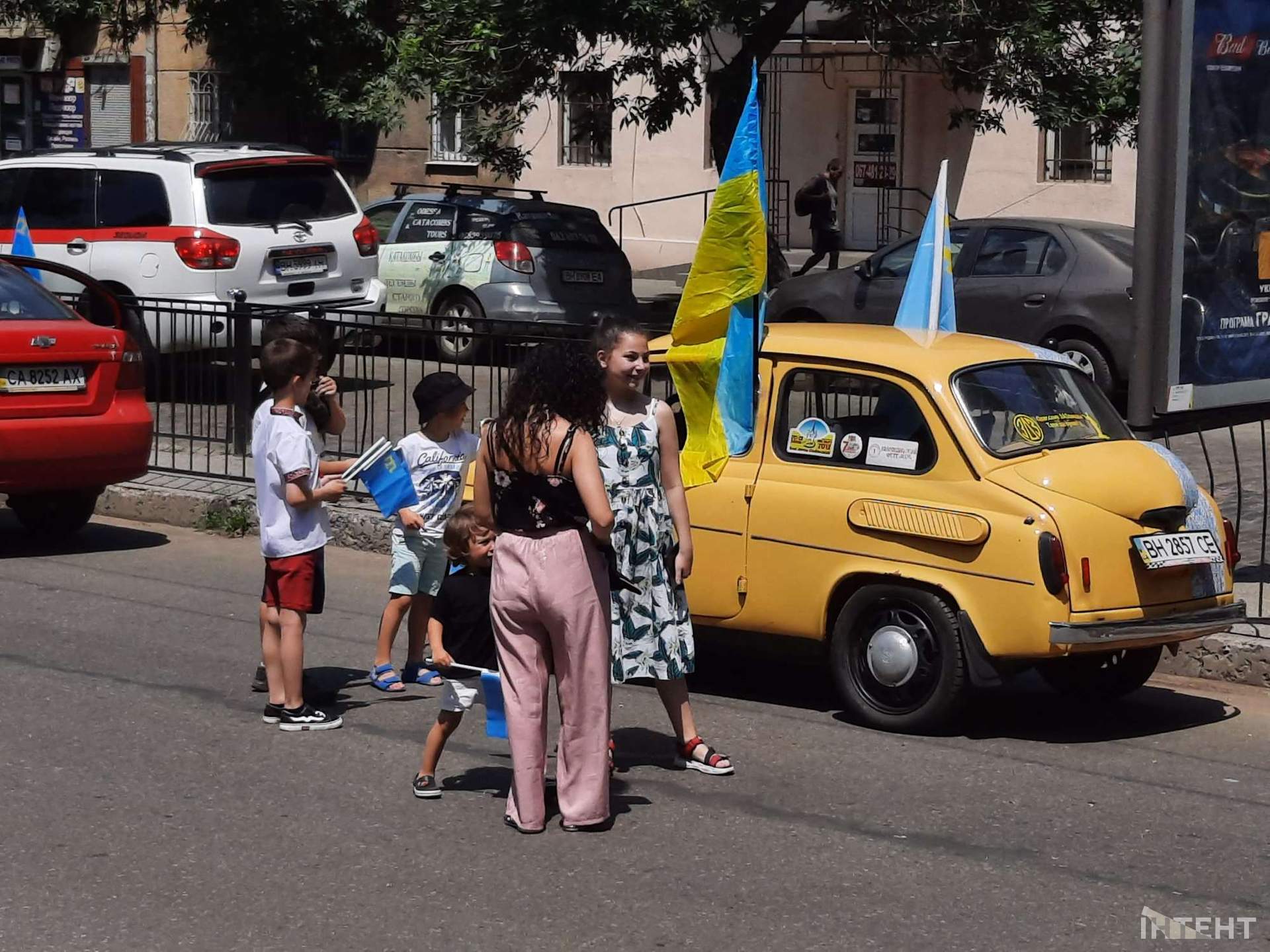 В Одесі влаштували мегамарш вишиванок та автопробіг до дня кримськотатарського прапору