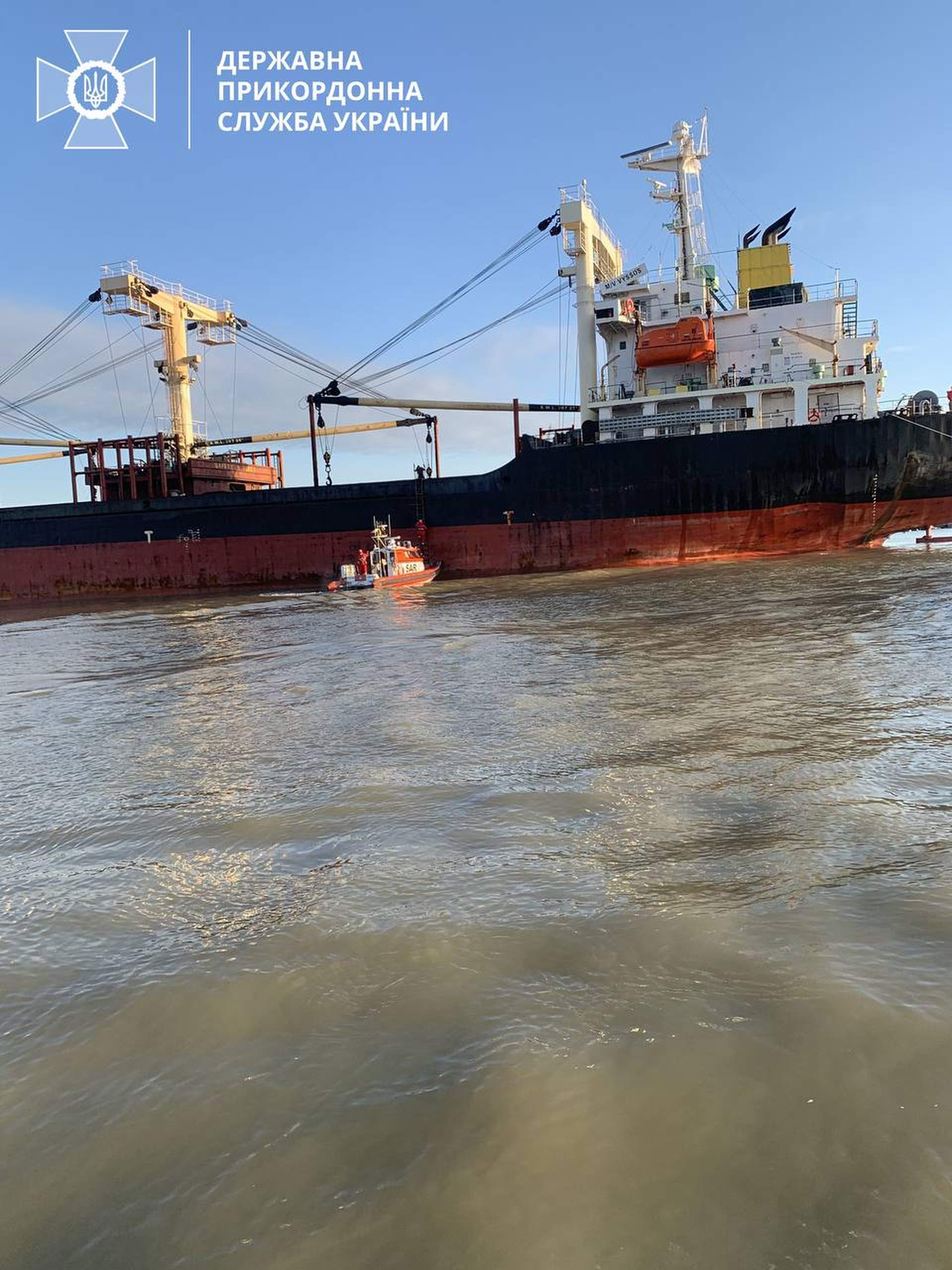 У Чорному морі на ворожій міні підірвалося судно, є поранені моряки