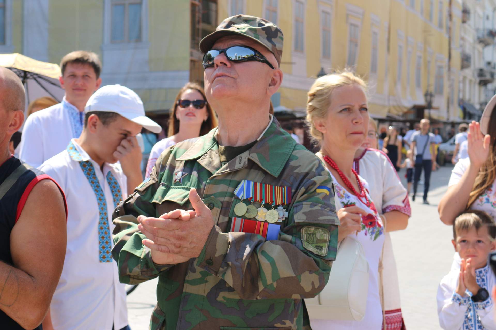 В Одесі майже дві тисячі людей у вишиванках утворили живий ланцюг