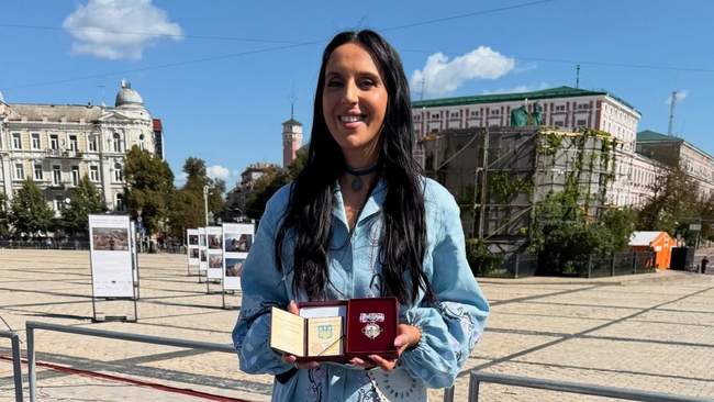 Награждение Джамалы. ФОТО: Представительство Президента Украины в АРК