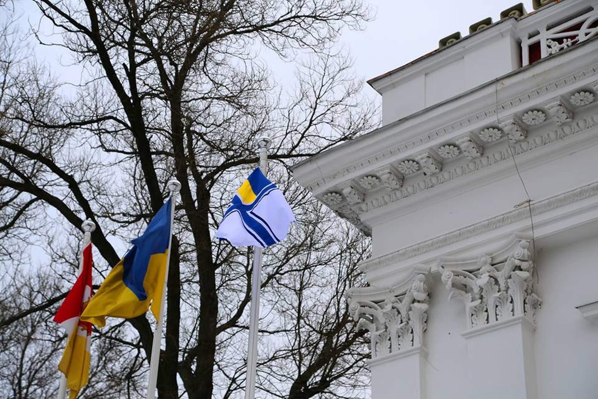 Возле Одесской мэрии подняли флаг ВМС Украины в поддержку военнопленных
