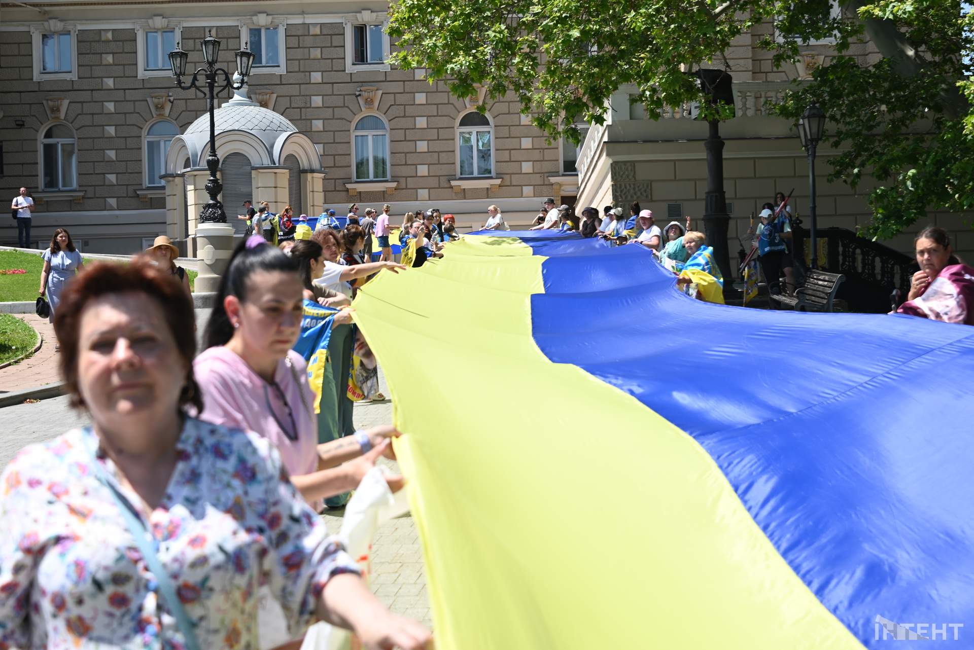 Родичі полонених розгорнули в Одесі 100-метровий прапор до Дня Конституції