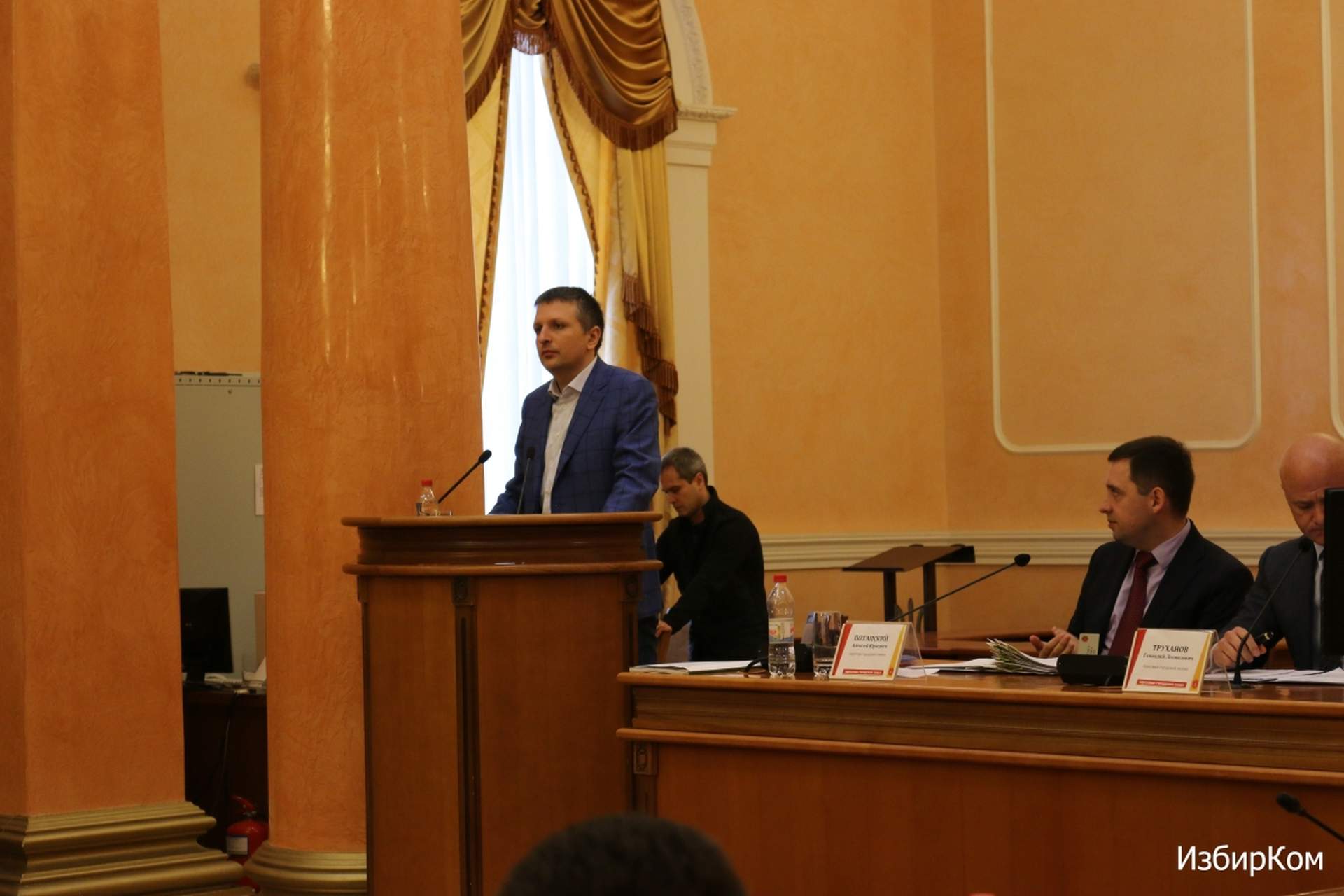 Сессия Одесского городского совета: "минирование", драка и повторное переименование улиц