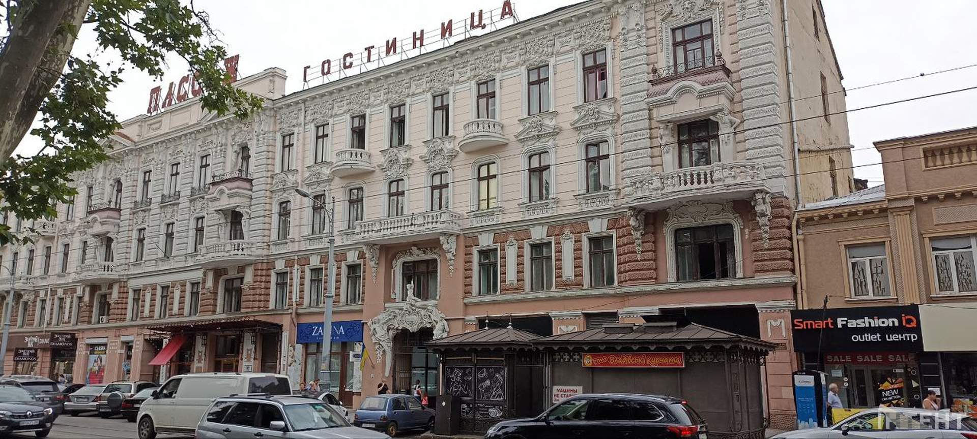 Наслідки нічної атаки росіян по Одесі в світлинах Інтента