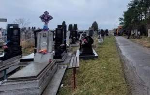 В Одесской области дети разгромили надгробия на кладбище: в полиции показали последствия