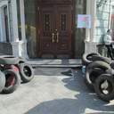 Перед дверью прокуратуры Одесской области сложили шины и повесили чучело